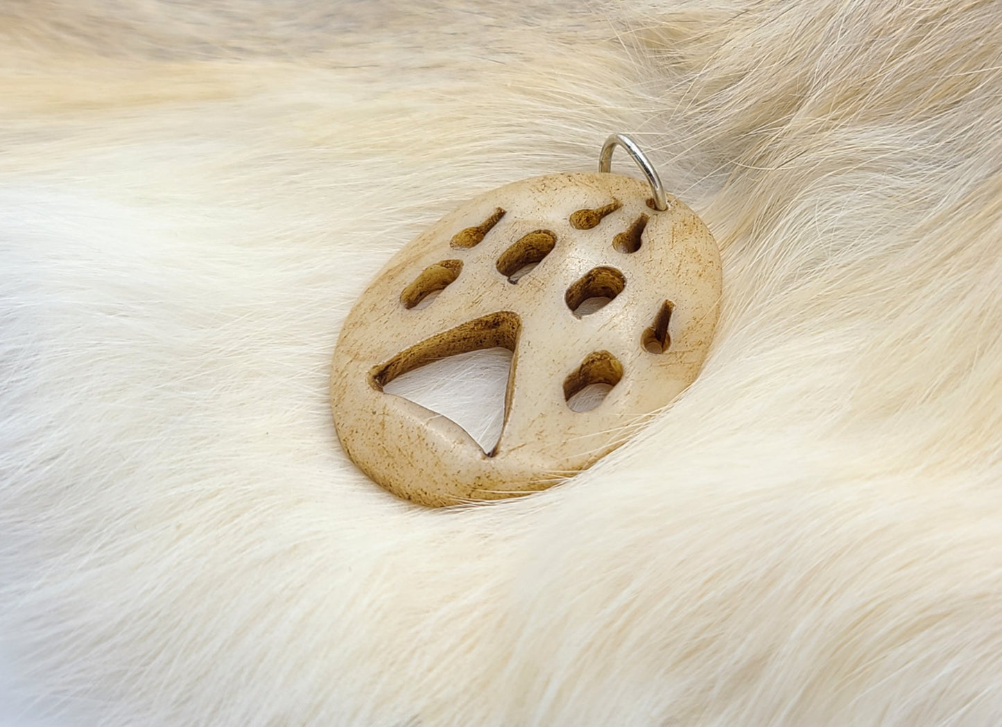 Bear Claw Pendant for Necklaces Antiqued Hand Carved Cow Bon , Choker, Broaches,